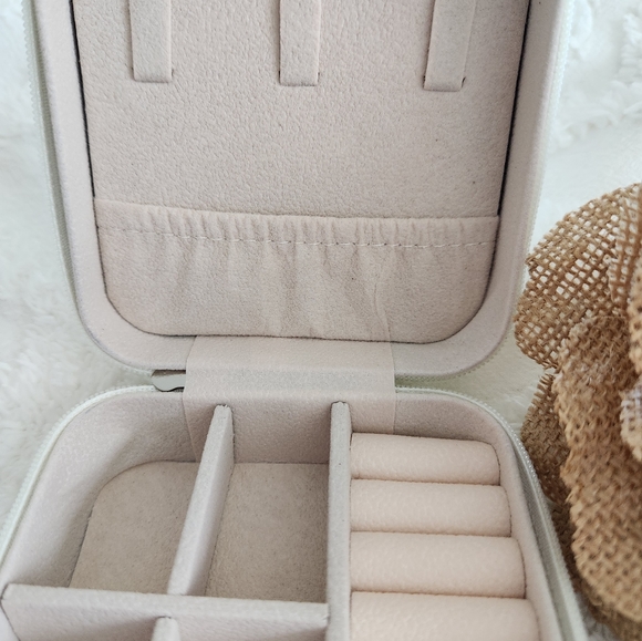 NWT White Travel Jewelery Case with Zipper Closure. Slots for rings and sections - Picture 3 of 6